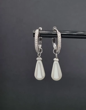 Handgjorda örhängen med pärldroppar och zirconia  - Material-rostfritt stål. 