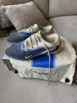Nike phantom gx elite - Tjena! Säljer nu mina riktigt snygga fotbollskor för en bra peng. Insåg att skorna var för små för mig och behöver därför sälja. Skorna är knappast använda. Storlek 42. Köpta på Unisport. Pris går även att diskutera med mig. Hör av er vid fler funderingar🤝