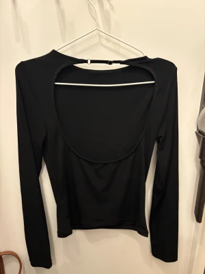 Långärmad topp fån Bik Bok  - Så snygg långärmad topp med öppen rygg från Bik Bok. Perfekt festtopp 