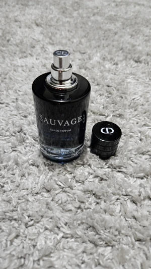 Sauvage Eau de Parfum - Sauvage Eau de Parfum från Dior med stilren design och tydlig logga. Perfekt för dig som vill sticka ut med en ikonisk flaska. Volym och ingredienser syns ej på bilderna.