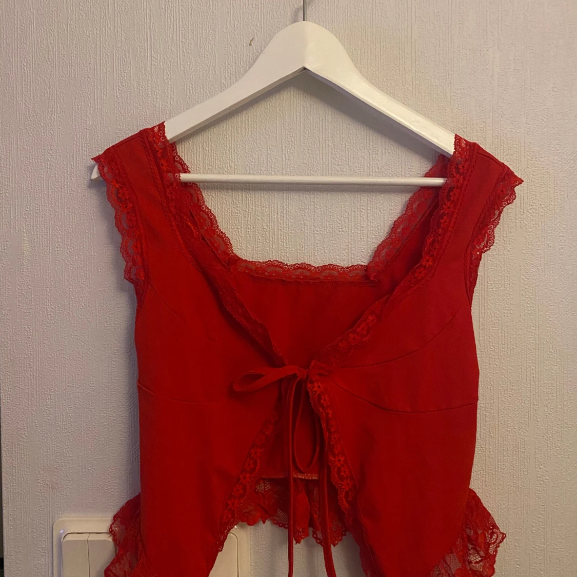 Röd omlottopp med spets och knyt - 1