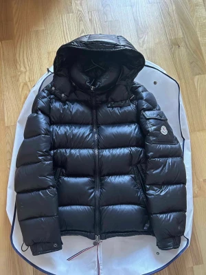 Jacka - M&ncler maya  Perfekt vinterjacka i högsta kvalite✅ NFC scan funkar självklart🔍 Storlek 1 passar S❗️ Nyskick förutom en lapp på insidan som är lös🤝 1-3 dagars leveranstid📦