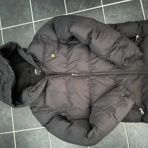 Lyle & scott puffer vinterjacka M - Säljer med Lyle scott puffer vinterjacka i bra skick, inga synliga skador. Exakta modellen säljs ej, men liknande jackor ligger ordenarie pris runt 1200kr. 