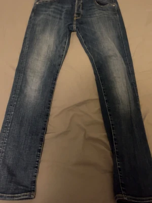 Jack & Jones  - Säljer dessa fräscha jeans. W30 L30 bra passform. Sparsamt använda och det colorway.