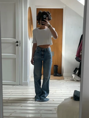 Högmidjade raka jeans ZARA  - Högmidjade raka jeans från ZARA, på bilden 157 cm lång men passar även upp till 170! 