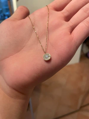 Fint guldfärgat halsband. - Fint halsband som ej används längre då det tillhörde mitt ex. 