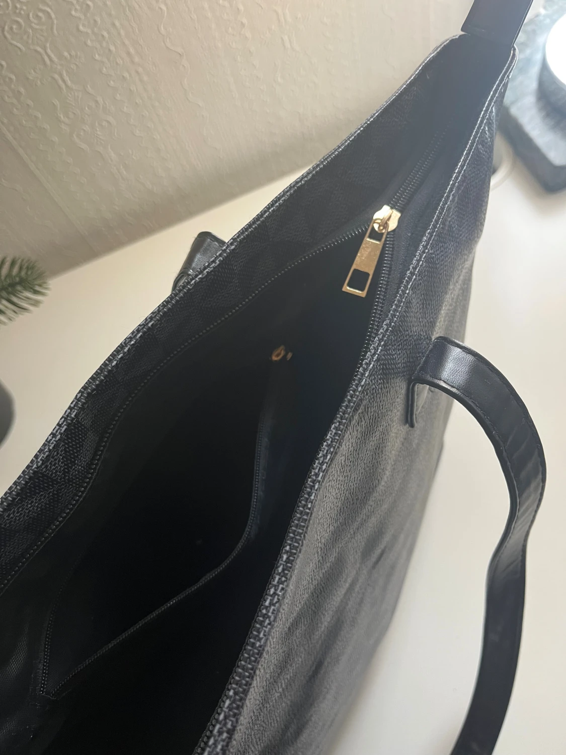 Svart shoppingväska med geometriskt mönster - 1