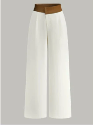 Leather belt on white pants - Tags on! - Stilrena vita byxor med breda ben och hög midja i kontrasterande brun färg. Byxorna har en modern, rak siluett och är perfekta för dig som gillar en clean och trendig look. Snyggt avskuren midja som ger en unik touch.