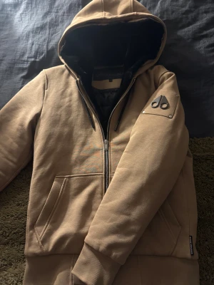 Moose knuckles jacka  - Moose knuckles jacka med sällsynt färg chockerande nog håller dig varm under vintern storlek s och köpt ifrån nk göteborg kvitto medföljer helt oanvänd