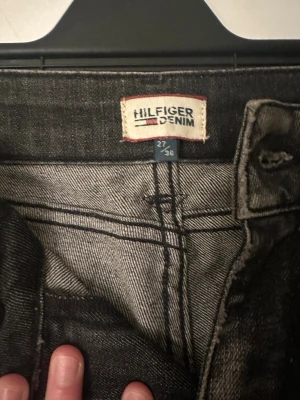 Grå jeans  - Grå jeans med hål och slitningar, byxorna är i storlek 27,använda två gånger, hör av er vid funderingar❤️