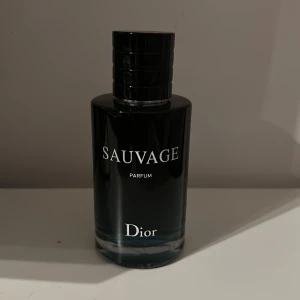 Dior Sauvage Parfym  - Säljer ni min Sauvage Parfym från Dior. Det är demonstrationsflaska har den från min faster som jobbar på en perfym affär. Fick de som present men tycker inte lukten passar mig så det är därför jag säljer de.  De är 100% äkta och på grund av att de är tester så säljer jag de till billigt pris. Det är kvar ungefär 80%. Flaskan är 100 ml.