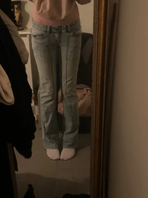 Super-lowrise ljusblå dubbelknapp jeans - Lowwaist, ljusblåa, unika jeans med dubbelknapp från lager 157. Storlek xs (alltså storlek 34), full length, midjemått: 35cm, passar mig som är 172cm men kan nog passa både längre och kortare också!