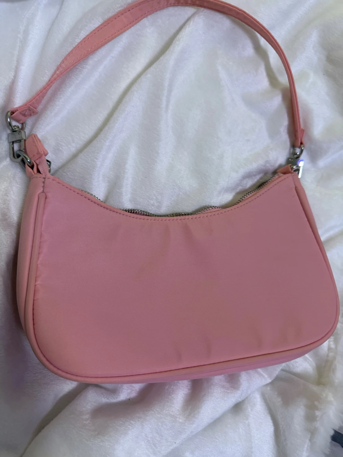 Rosa axelväska från Bik Bok