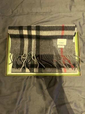 Burberry halsduk - Halsduk från burberry gjord i 100% Kashmir