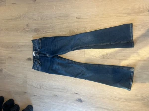 Gina tricot bootcut jeans mörkblå strl 34 - Säljer ett par klassiska Gina tricot jeans i mörkblå tvätt med bootcut passform. Snygga raka ben med lätt utsvängning och normal midja. Perfekta till sneakers eller boots. 