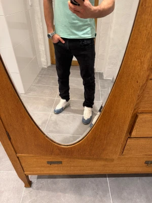 Replay jeans  - Ett par snygga byxor från Replay i storlek W30 L32 i modellen Anbbas 