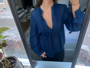 Babydoll blus  - Supersöt blus från Filippa k, ena knappen är borta från ena ärmen men kan enkelt fixas med en ny knapp (se bild) 💕