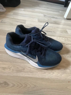 Nike Air Winflo 11  - Nike Air Winflo 11 ny pris 1099kr använda endast fåtal gånger skick 10/10