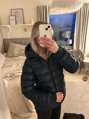 Peak Performance jacka - Marinblå vinterjacka från PeakPerformance. Storlek M dam men passar även S. Jättebra skick!