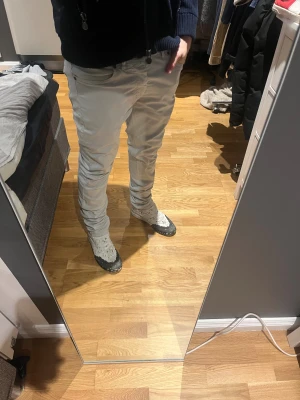 Vita Tiger of Sweden jeasn - Snygga vita jeans från Tiger of Sweden, modell LAIRD. De har klassisk femficksdesign, raka ben och normal passform.  Nypris på dessa ligger runt 2000kr vårt pris är 299kr!!!