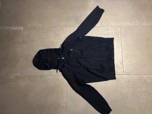 Mörkblå hoodie från Polo Ralph Lauren - Hej, nu säljer jag denna zip hoodie från Polo Ralph Lauren. Denna var för stor för mig och använd en gång, så i princip helt ny! Har ni några fler funderingar eller frågor så är det bara att höra av sig!😁