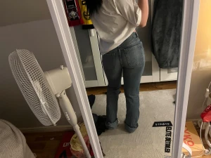 Blå raka jeans med låg midja - Knappt använda då de är för långa i benen, de har lyckats få ett litet hål på höger lår dock men syns inte. Är 160 så skulle passa nån som är 170 och längre skulle jag tro❣️