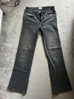 Jeans grå - Skriv vid intresse!