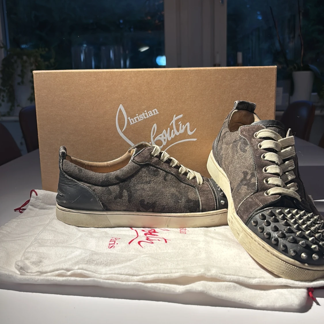 Camo Louboutin skor