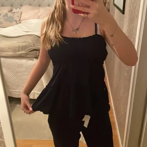 Mörkblått volang linne från Cubus - Ett snyggt mörkblått volang linne i storlek 170 från cubus! Det är använt ett fåtal gånger och är i bra skick, sitter fladdrigt och skönt men ändå snyggt till ett par kostymbyxor. Kontakta vid frågor eller annat och vid köp välj instabox, blir lättast att frakta för mig!💗