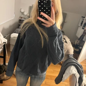 Mörkblå/grön stickad tröja - Säljer en mörkblå/gröb stickad tröja med snyggt strukturmönster och ribbad, i storlek S. Mycket skön och varm 💕💕