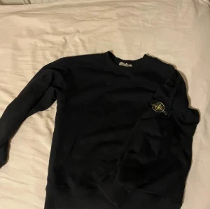 Svart Stone Island hoodie utan luva - Säljer just nu min svarta stone Island hoodie som jag köpte för ett tag sen men använder inte den eftersom den är för liten. Inga hål, slitage eller tecken på användning. Vid fler frågor så är de bara att skriva!! Pris går att diskutera!! OBS liten i storleken!!