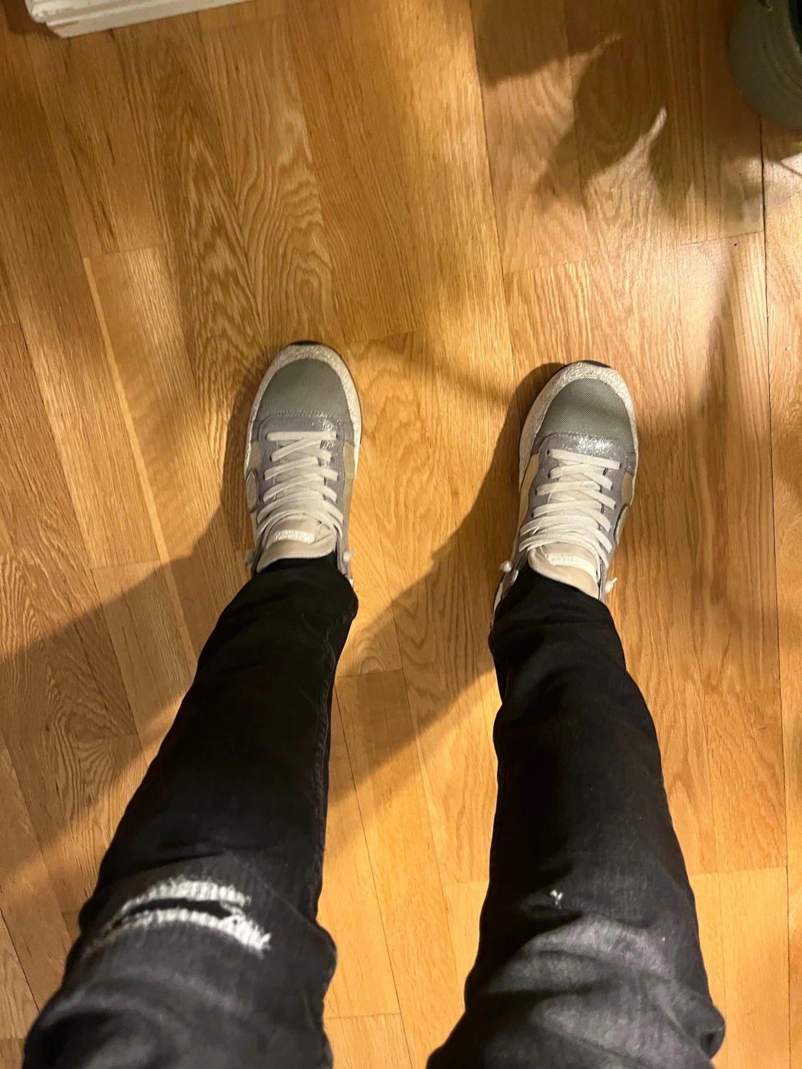 Grå-silver sneakers från Philippe Model - 3