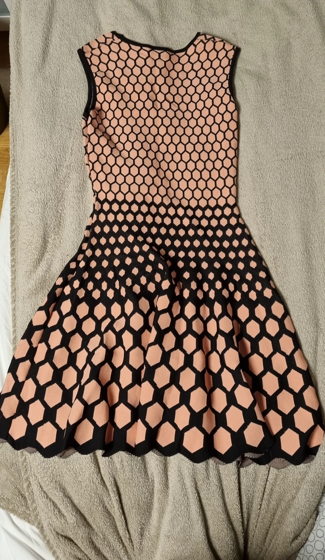 Kort ärmlös klänning med hexagonmönster - 1