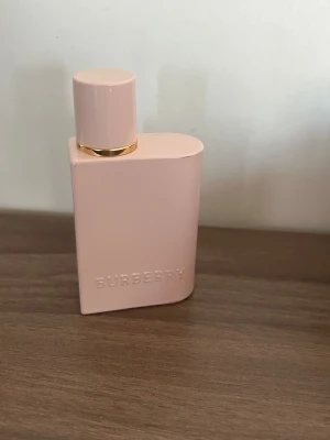 Burberry parfym 30ml - Burberry Her Elixir Eau de Parfum 30ml. Köpt på kicks för 1120kr. Använt under 10 spray. 