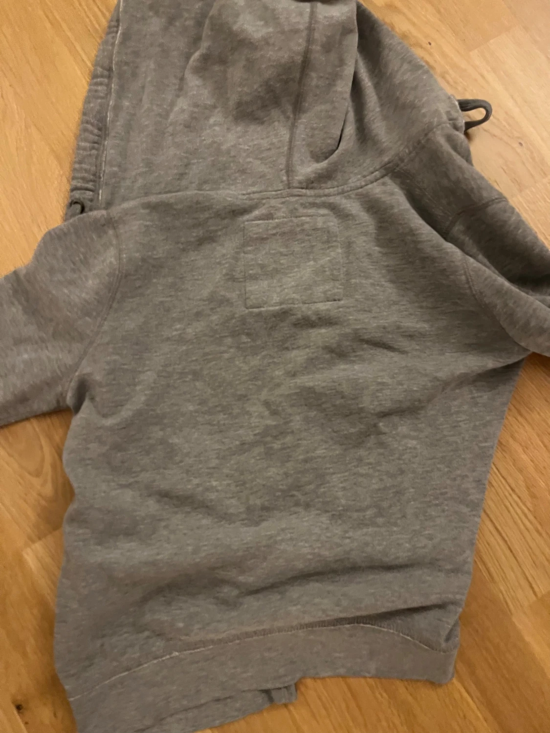 Grå hoodie från Hollister med dragkedja - 2