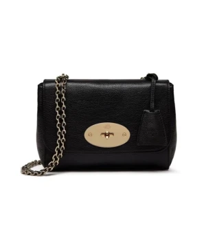 Svart axelväska från Mulberry i skinn - Väskan har en elegant, rektangulär form och ett innerfack med dragkedja. Perfekt storlek för det viktigaste och snygg detalj med Mulberry-loggan på insidan. Lyft din stil med Mulberry Lily Bag, en lyxig axelaccessoar tillverkad av svart, glansigt getskinn. Denna mångsidiga väska har en vävd läder- och kedjerem, vilket erbjuder flera bäralternativ för alla tillfällen. Pris 9900:- inkl plånbok i samma märke  10900:-