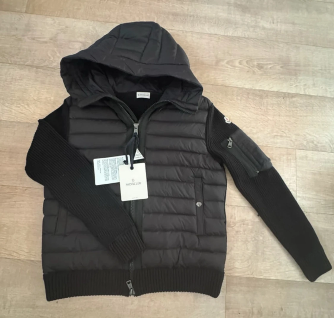 Svart Moncler dunjacka med huva