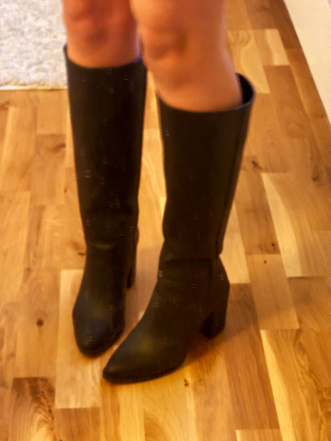 Svarta höga stövlar med klack