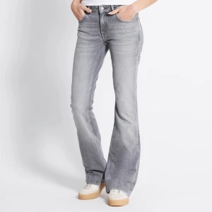 Grå bootcut jeans - Snygga ljusgrå jeans i bootcut modell som jag säljer då de aldrig kommer till användning. Använda en gång💓💓