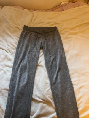 Grå mjukisbyxor  - Ett par lågmidjade gråa mjukisbyxor i storlek S från Cubus. Har resår vid slutet av benen🙏
