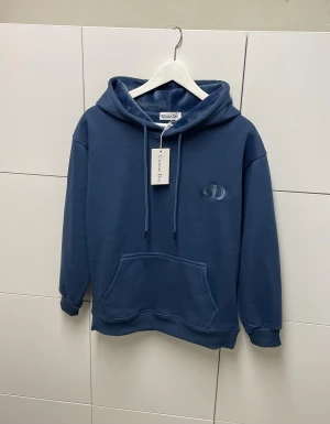 Dior Hoodie - Säljer en helt ny Hoodie , aldrig använd. Storlek S. Snabb frakt fraktas inom 24h efter köp. Kan härmas i Haninge, skriv gärna vid fler frågor.