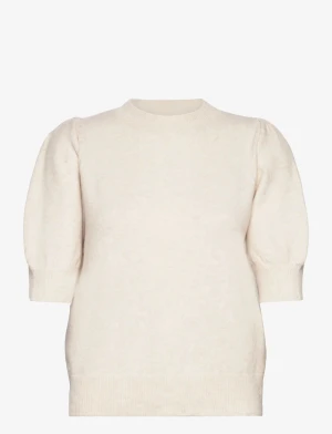 Vit stickad tröja med puffärm - Mysig tröja från vero Moda, den är kort ärmar men har puffiga armar som gör tröjan så mycket roligare. Tröjan är lite nopprig som ni ser men är inget som känns.              Jag är villig att förhandla om priset!🙌🙌