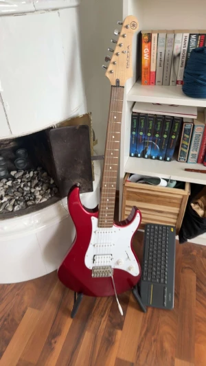 Yamaha Pacifica 112V - Yamaha Pacifica 112V elgitarr i snyggt röd finish. Utrustad med HSS-mickar, tremolo och lönnhals. Gitarren är i mycket gott skick utan synliga repor eller skador. Perfekt för både nybörjare och erfarna gitarrister som söker mångsidigt ljud och pålitlig kvalitet.