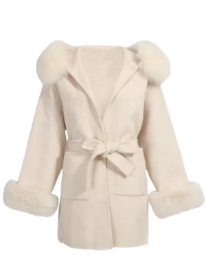 Beige pälsjacka med bälte och huva - Snygg beige pälskappa med fluffiga detaljer på huva och ärmslut. Jackan har ett bälte i midjan för att knyta och stora fickor framtill. Kappan är i storlek S och använd ett fåtal gånger. Köpt för 2300 kr hos Fur Stockholm men säljs för 1200 kr. 