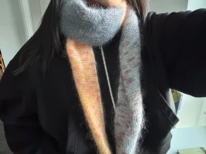 Handgjord halsduk  - Ca 202 cm lång. Aldrig använt, fick i present men gillar tyvärr inte stickade saker