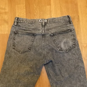 Hope rush denim - Ett par väldigt snygga gråa hope rush jeans Storlek 29 men skulle säga att dom passar 30-32 också Kondition:7/10 då dom har förstörts där nere och fickan är söndrig