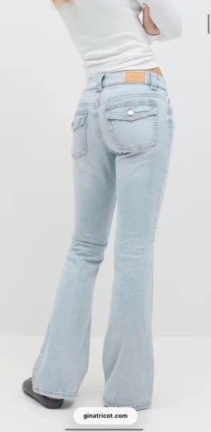 low waist bootcut jeans från Gina Tricot - Snygga ljusblå jeans från Gina Tricot med bootcut och låg midja. fickor där back skriv för mer bilder💕