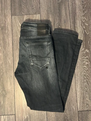 Washed Jack & Jones Jeans med slitningar🔥 - Riktigt feta jeans från Jack & Jones med unik mörkblå / grå färg och riktigt feta slitningar ✅. Fraktas inom 🚚24h. Bara skriva vid minsta fundering! 💭 