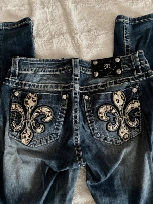 Miss Me jeans - Mid rise skinny jeans från miss me. Har bara användt dem en gång. Inga defekter och dem är i jättebra skick. Midjemått rakt över är 38 cm. Innebenslängd är 74 cm.