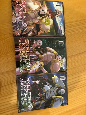Skeleton Knight in Another World Vol. 1-3 - Upptäck en episk manga där en riddare med skelettutseende utforskar en magisk värld fylld av äventyr, action och fantasy. Perfekt för dig som gillar spännande berättelser, coola karaktärer och fantastiska illustrationer. Passar dig som älskar manga och fantasy!